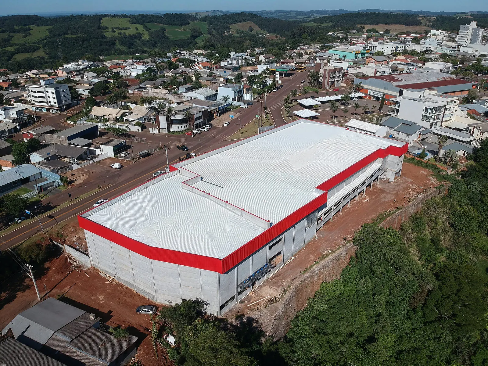 Obra entregue pela Confianto vista do alto, com cobertura e fechamento concluídos