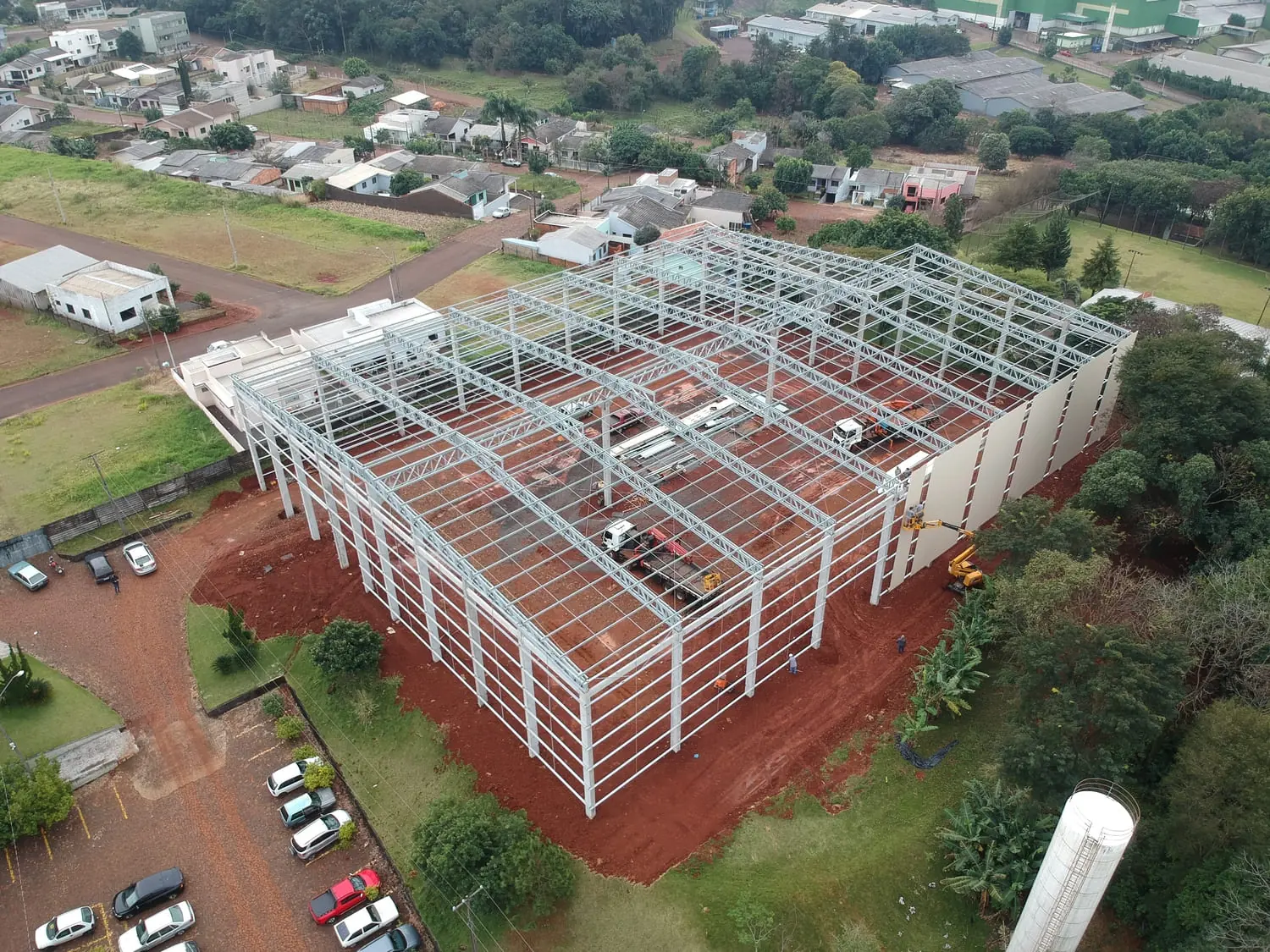 Estrutura metálica de galpão sendo montada em obra pela equipe da Confianto
