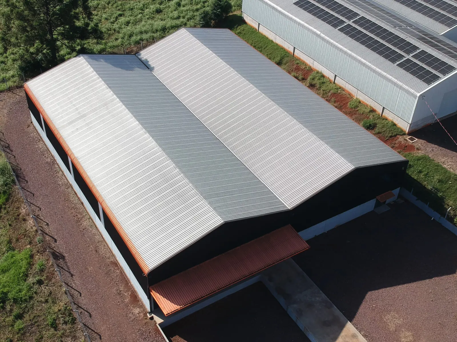 Cobertura metálica concluída sobre estrutura pré-fabricada, vista de cima