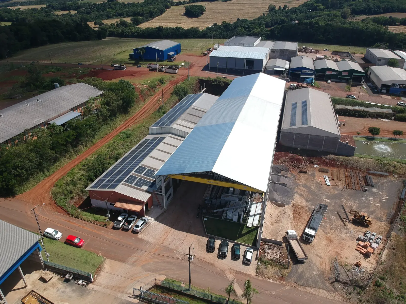 Vista aérea de complexo industrial construído em estrutura pré-fabricada pela Confianto